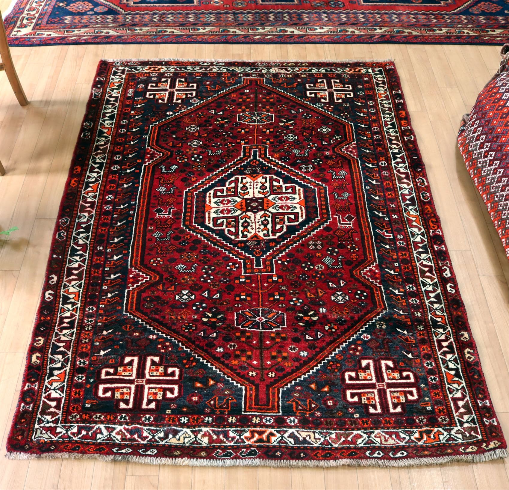 トライバルラグ 赤の六角メダリオン166×118cm カシュカイ族の手織りじゅうたん