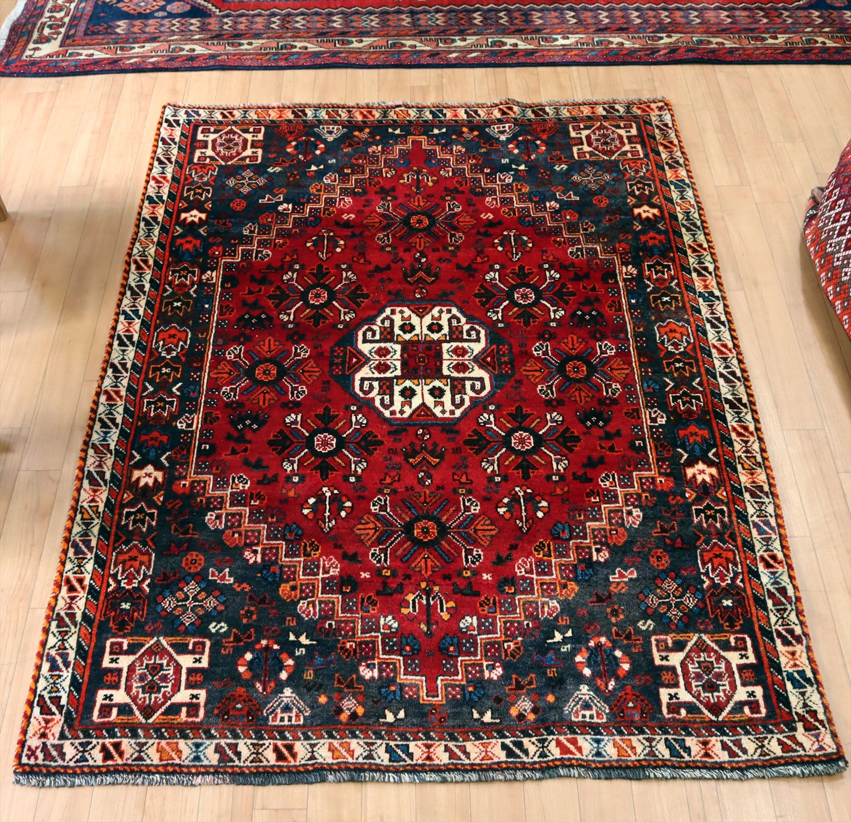 トライバルラグ レッドの六角メダリオン163×118cm カシュカイ族の手織りじゅうたん