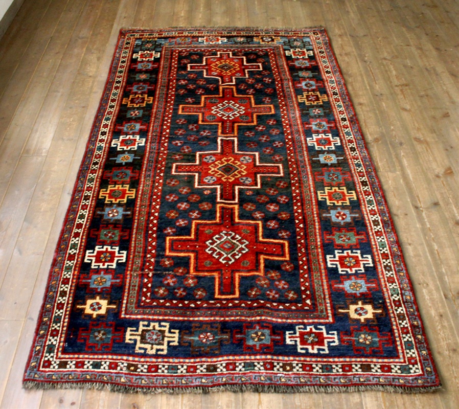 オールドカーペット（ギャッベ）・シラーズ /ネイビーに赤の十字架のようなメダリオン　狼の足跡のモチーフ＜ダメージあり＞ OUTLET