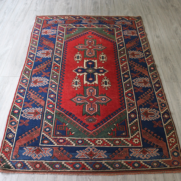 オールドカーペット・トルコ絨毯エリアラグ/セッヂャーデ /ドゥシュメアルトゥ/６角形の赤いメダリオン