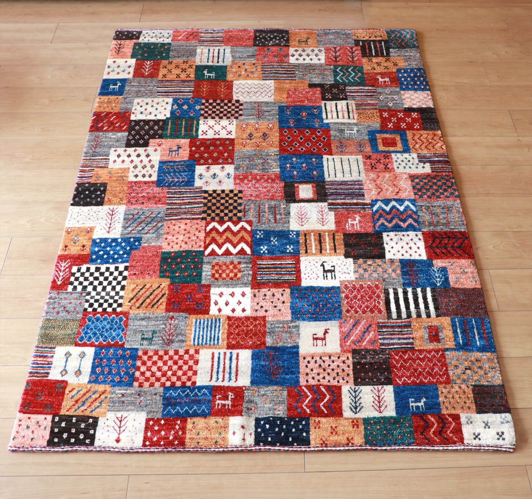 ギャッベ・美しい織りのリズバフ・センターラグサイズ174×118cm 不規則なカラフルタイル　モチーフや幾何学模様