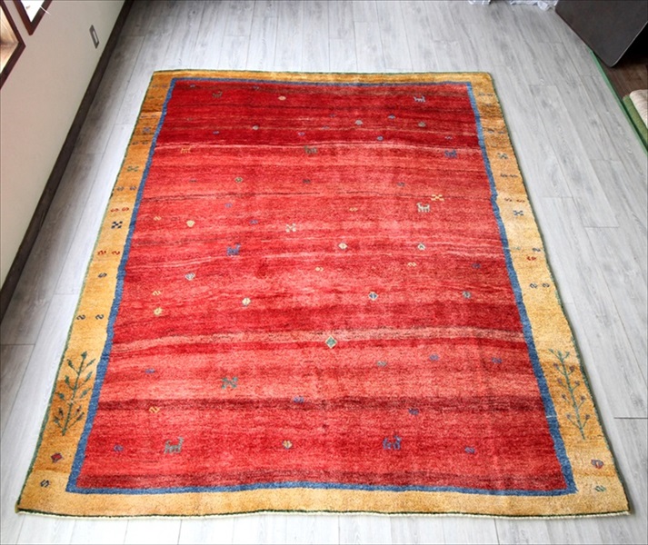 ギャッベ・ザフラ 遊牧民の手織りラグギャベ・大型ルームサイズ レッド・散りばめられた動物と足跡