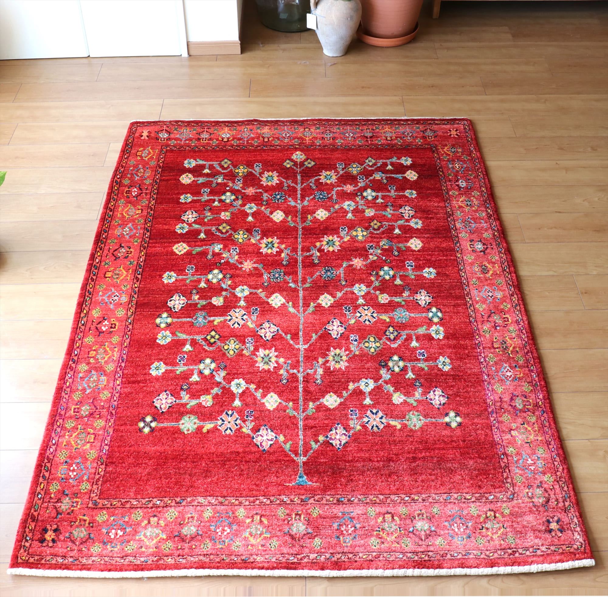 ギャベ ギャッベ・ルリバフ・カシュカイ族の手織りラグ・細かな織りの伝統柄・センターラグサイズ 深いレッド・クラシカルデザインの生命の樹