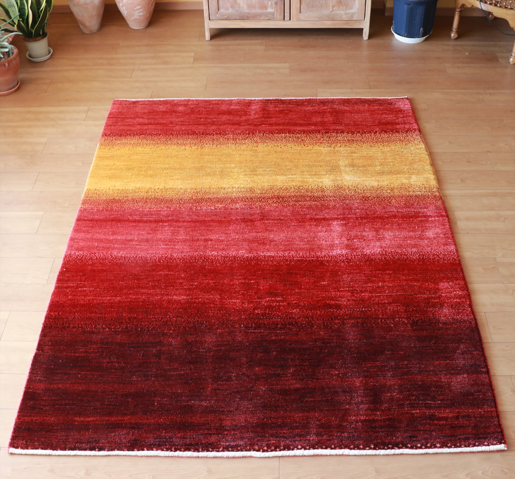 ギャッベ/ギャベ・カシュカイ族の手織りラグ・シェカルルー・センターラグサイズ レッド＆イエローボーダーグラデーション