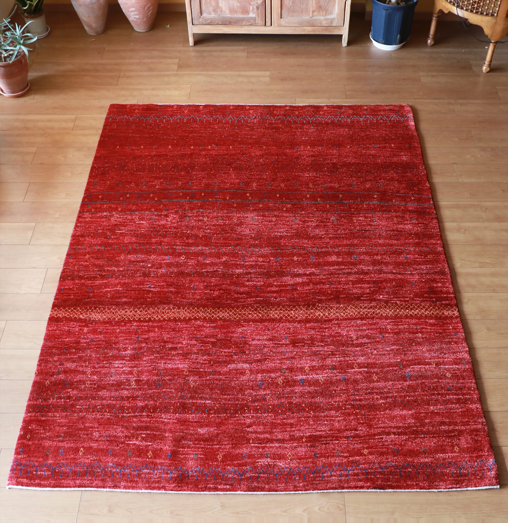 ギャッベ Gabbeh イラン南部カシュカイ族の手織りラグ/Shuli　リビングサイズ シンプルなレッド・小さなモチーフ