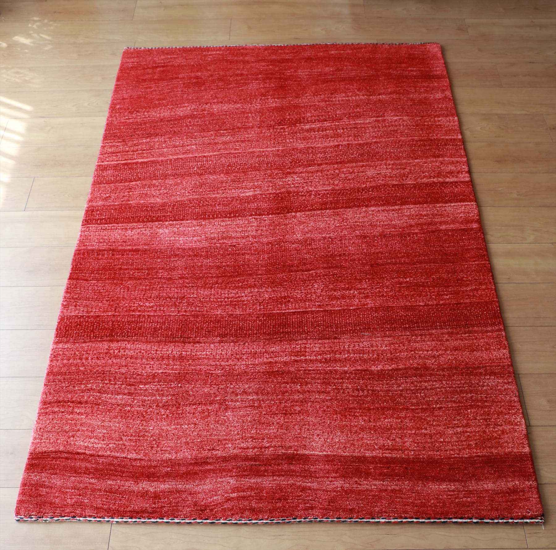 ギャッベBanafsheh/バナフシェ176×117cm センターラグサイズ　レッドグラデーション