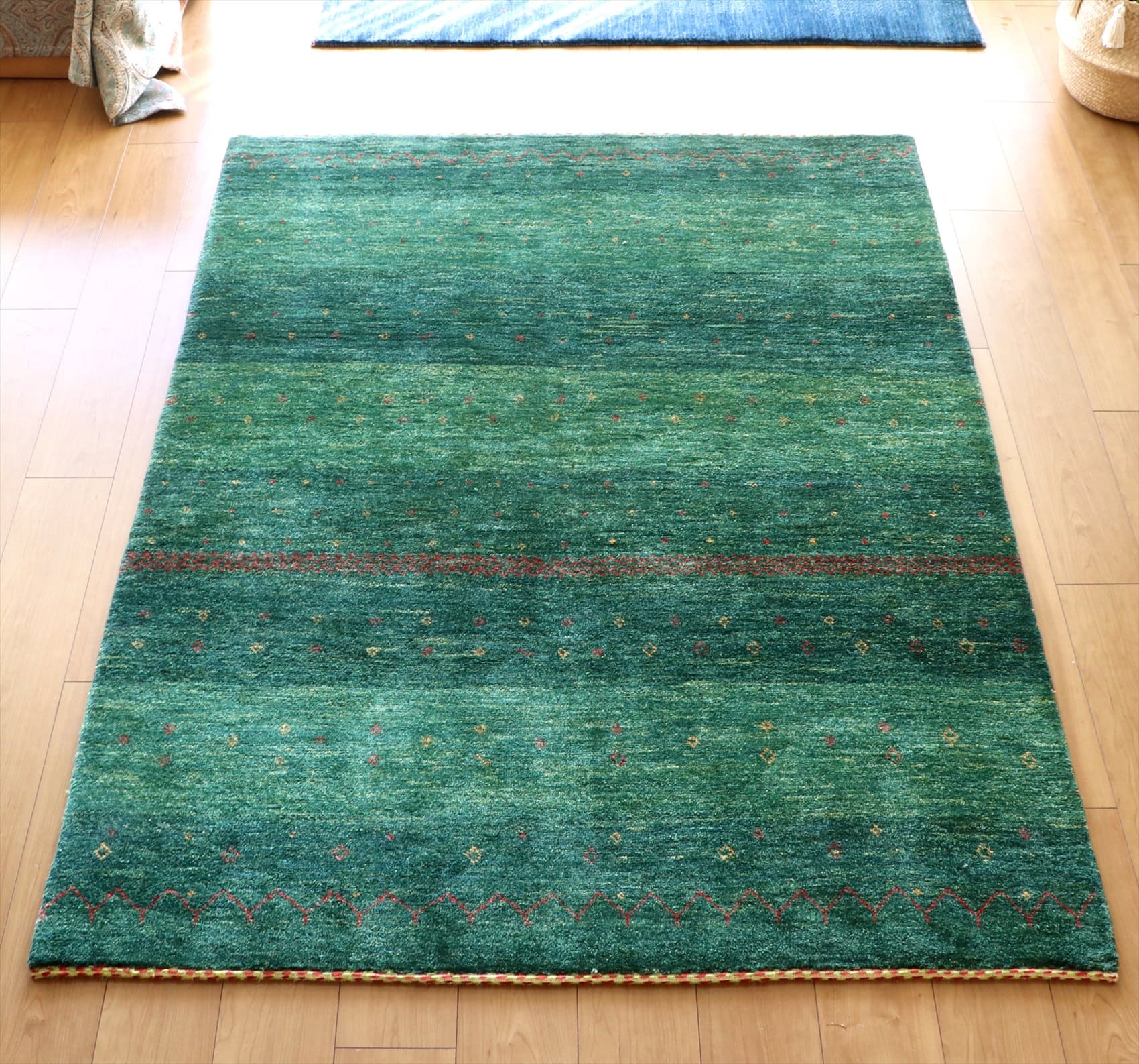 ギャッベ/バナフシェ・カシュカイ族の手織りラグ176×135cm ・センターラグサイズ グリーングラデーションボーダー・小さなひし形モチーフ