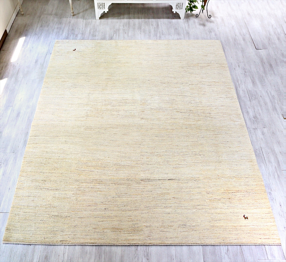 ギャッベ　ギャベ・カシュカイ族の手織りラグ・バナフシェBanafsheh/大型ルームサイズ ナチュラルアイボリー・ライン・動物のモチーフ