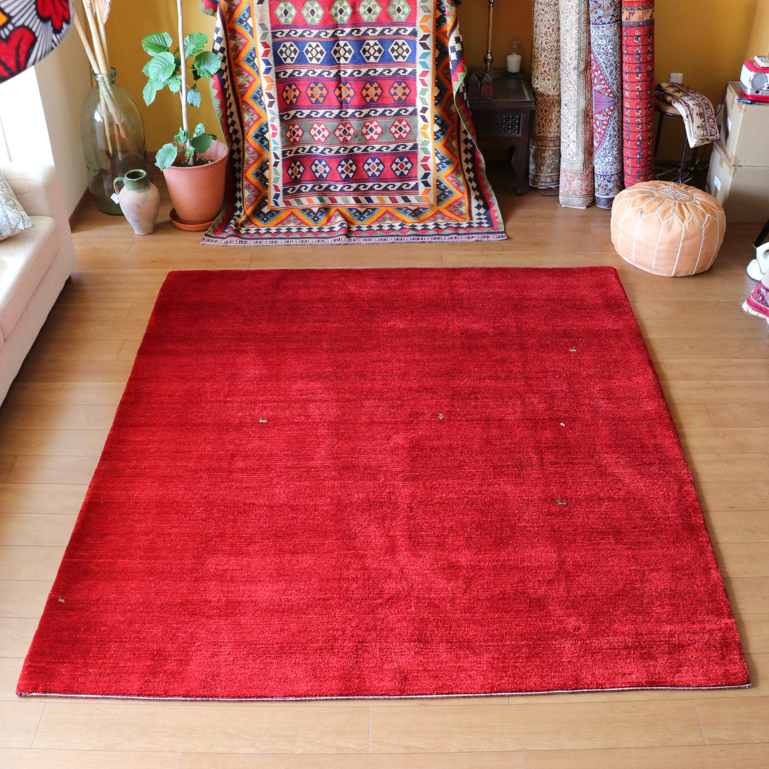 ギャッベ　ギャベ・カシュカイ族の手織りラグ・バナフシェBanafsheh/大型ルームサイズ レッド・動物と植物のモチーフ