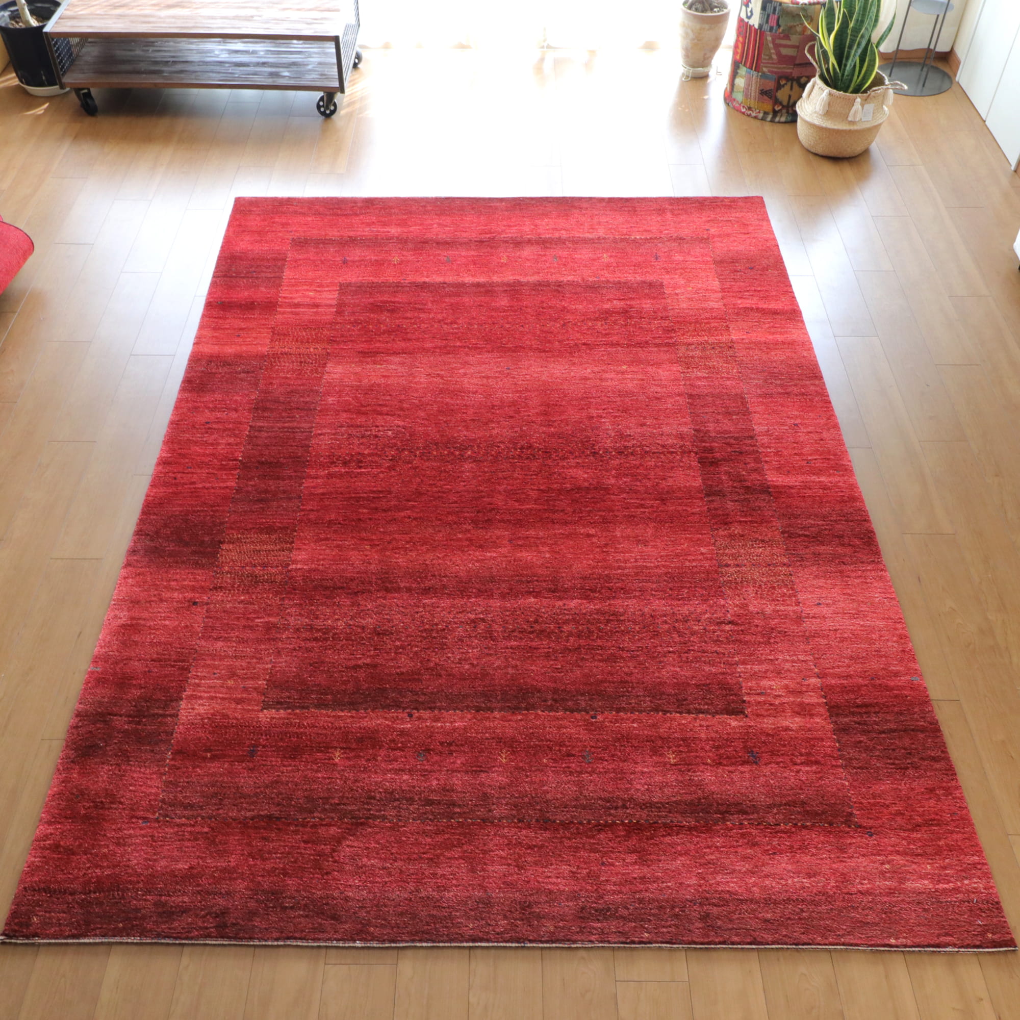 ギャッベ　ギャベ　ロリアタシュ LoriAtash・最高級の細かな織り・大型ルームサイズ レッド・スクエアデザイン　グラデーション・スクエア　植物のモチーフ