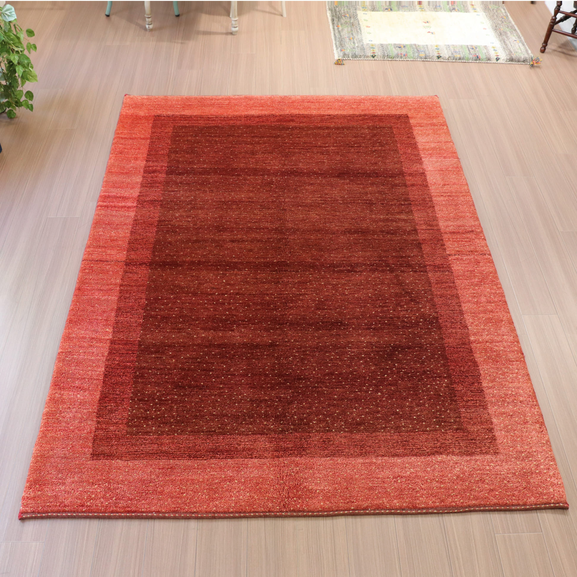 ギャッベ/ギャベ・カシュカイ族の手織りラグ・リビングサイズ レッド スクエアグラデーション　ドットデザイン