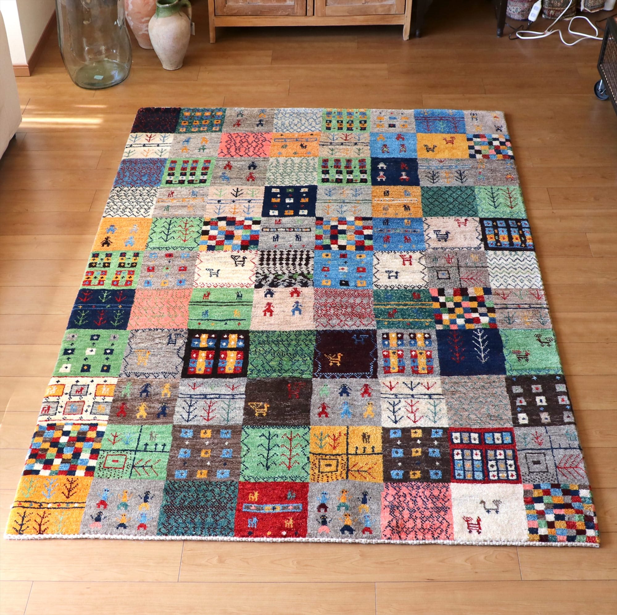 ギャッベ・イラン直輸入　シューウリ　Schuli　リビングサイズ カラフルタイル　さまざまなパターンタイル　女の子と動物と植物のモチーフ