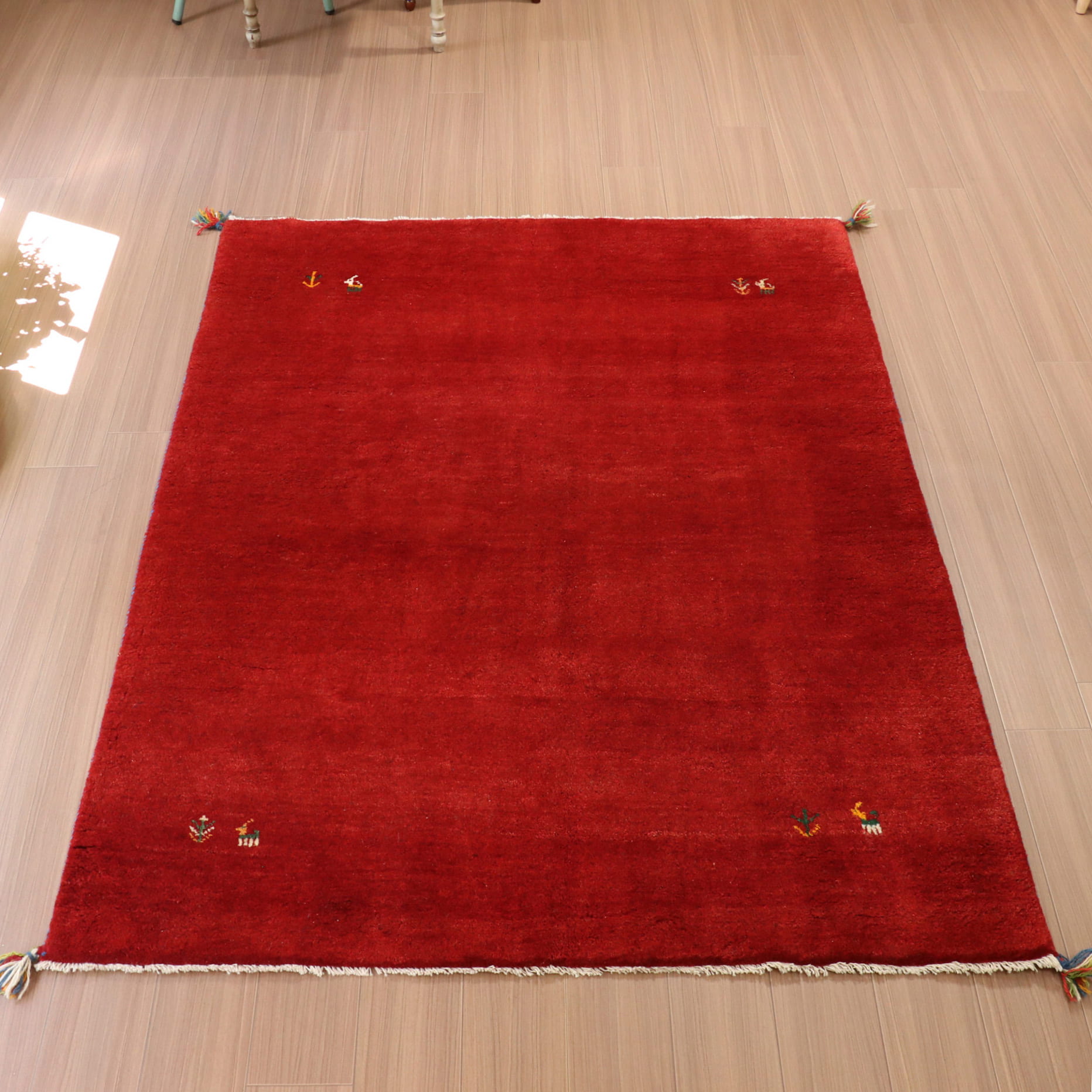 ギャッベ　ソファ前　センターラグサイズ　レッド・四隅に動物と植物のモチーフ