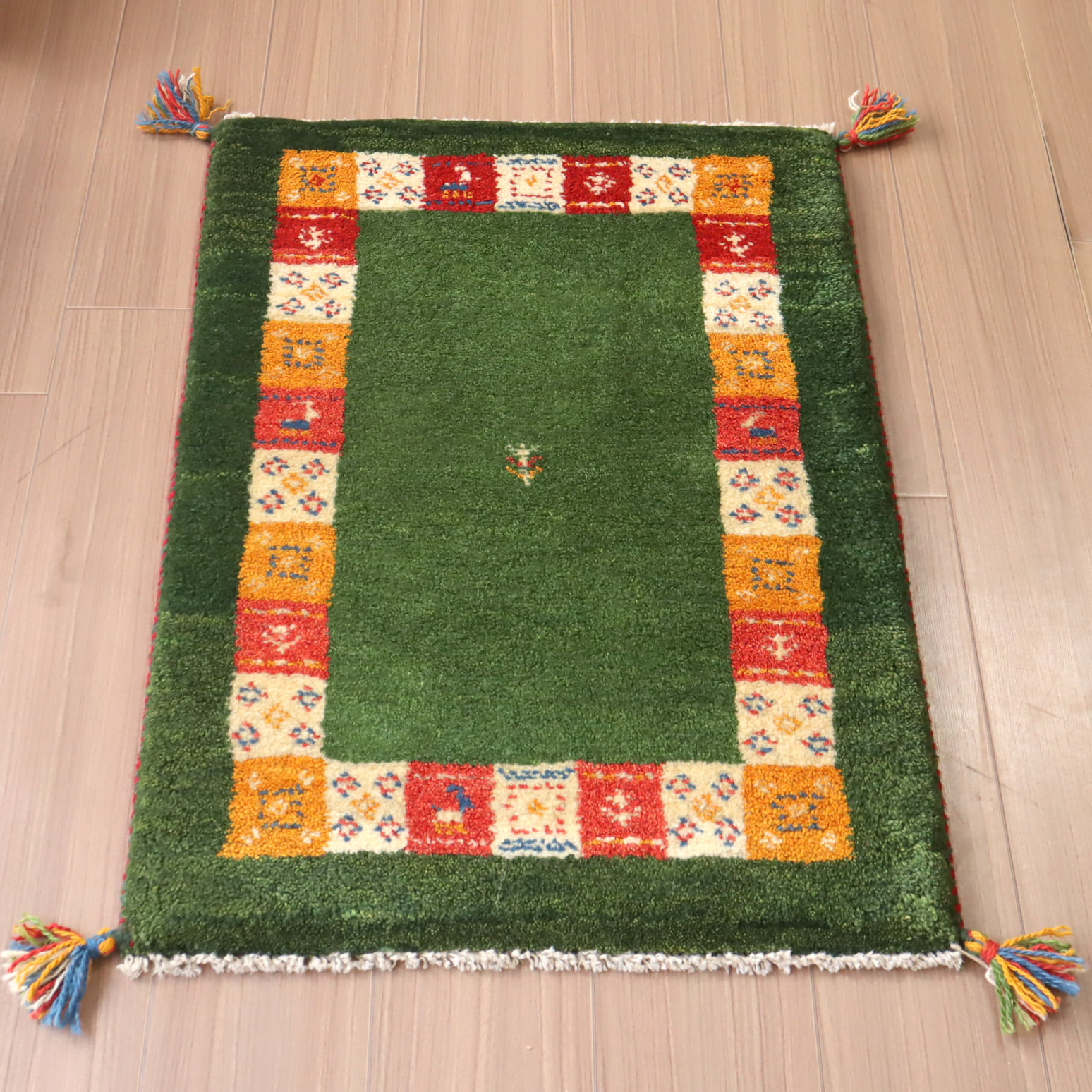 ギャッベ/ふかふかスタンダード玄関マットサイズ グリーン　カラフルタイル　動物と植物モチーフ