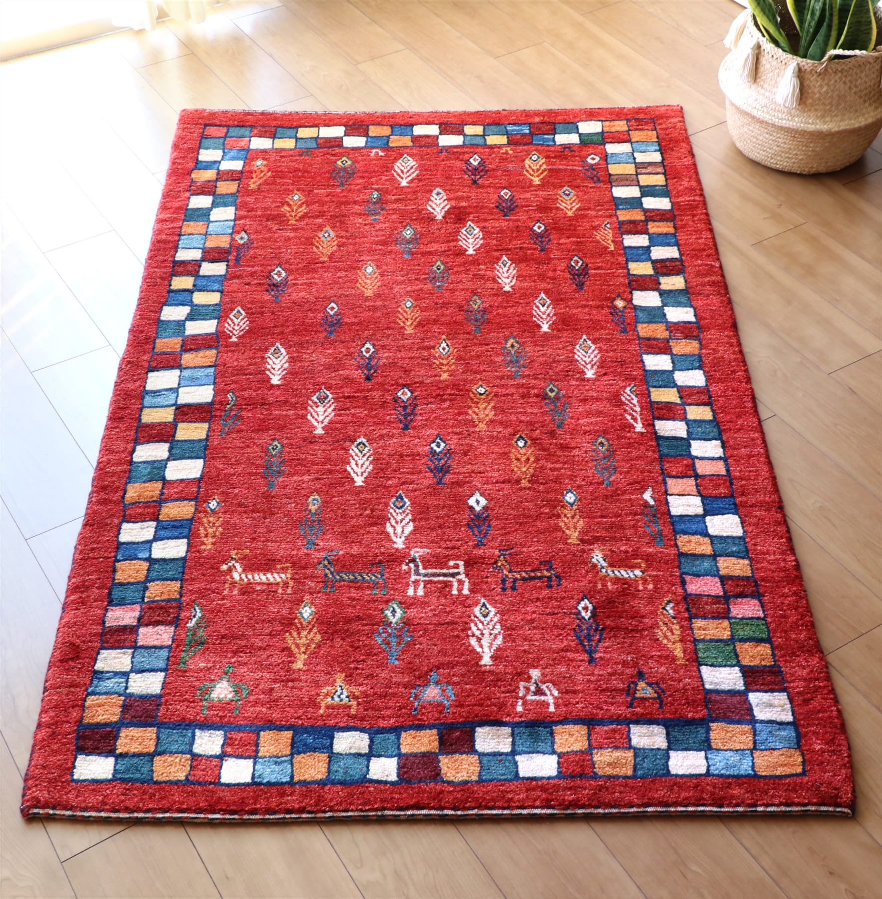 ギャッベ　バナフシェ/Banafsheh センターラグサイズ レッド・カラフルタイル　植物と動物モチーフ