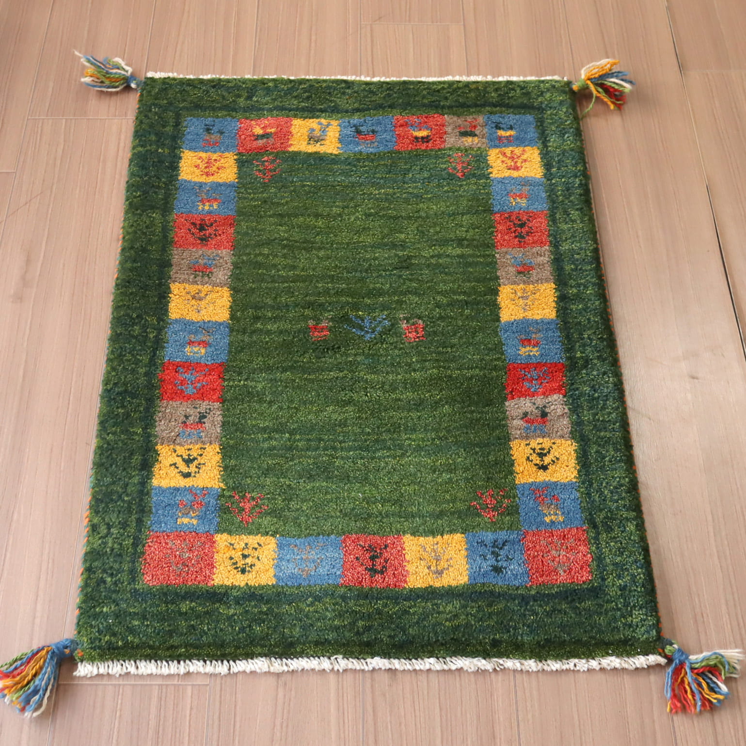 ギャッベ・玄関マットサイズ84×60cmグリーン　カラフルスクエア　ボーダー　動物と植物モチーフ