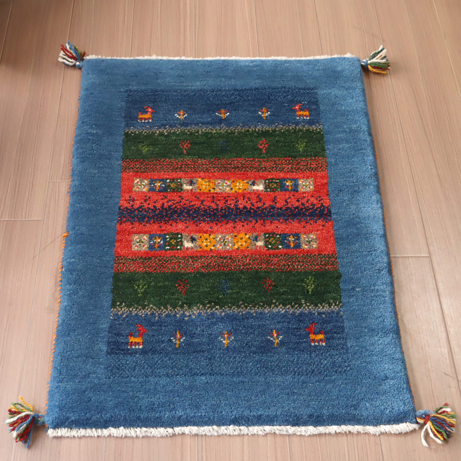 ギャッベ・玄関マットサイズ92×63cmブルー・ミックス　ボーダー　動物と植物モチーフ