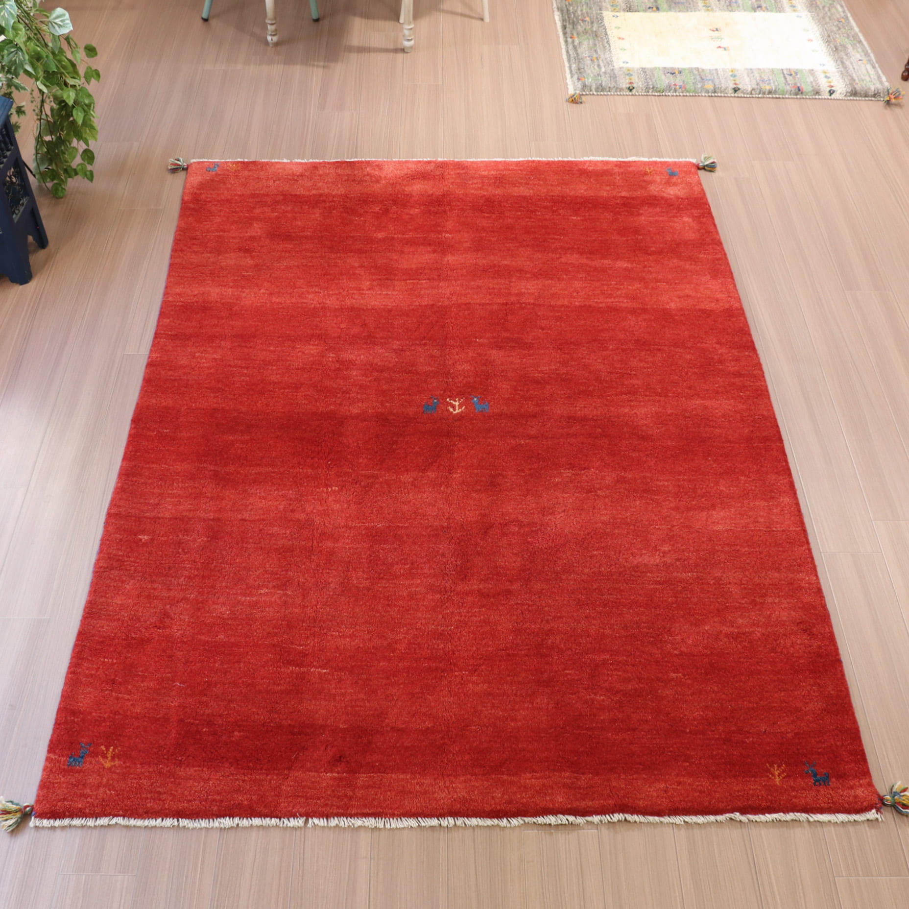 ギャッベ　Gabbeh　手織りラグ　リビングサイズ233x171cm レッド・動物と植物のモチーフ