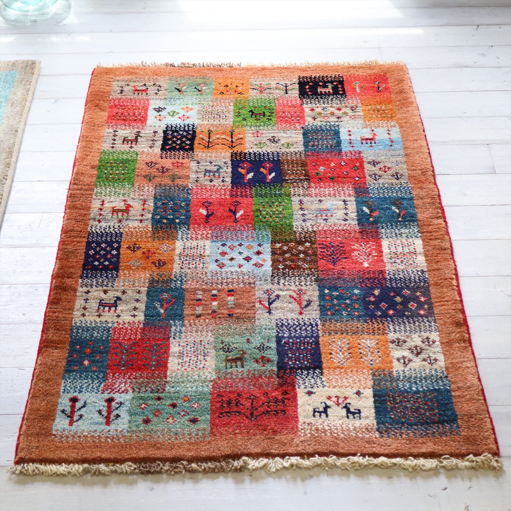 ギャッベ ワンランク上の織り アクセントラグサイズ123×82cm カラフルタイル 動物と植物モチーフ