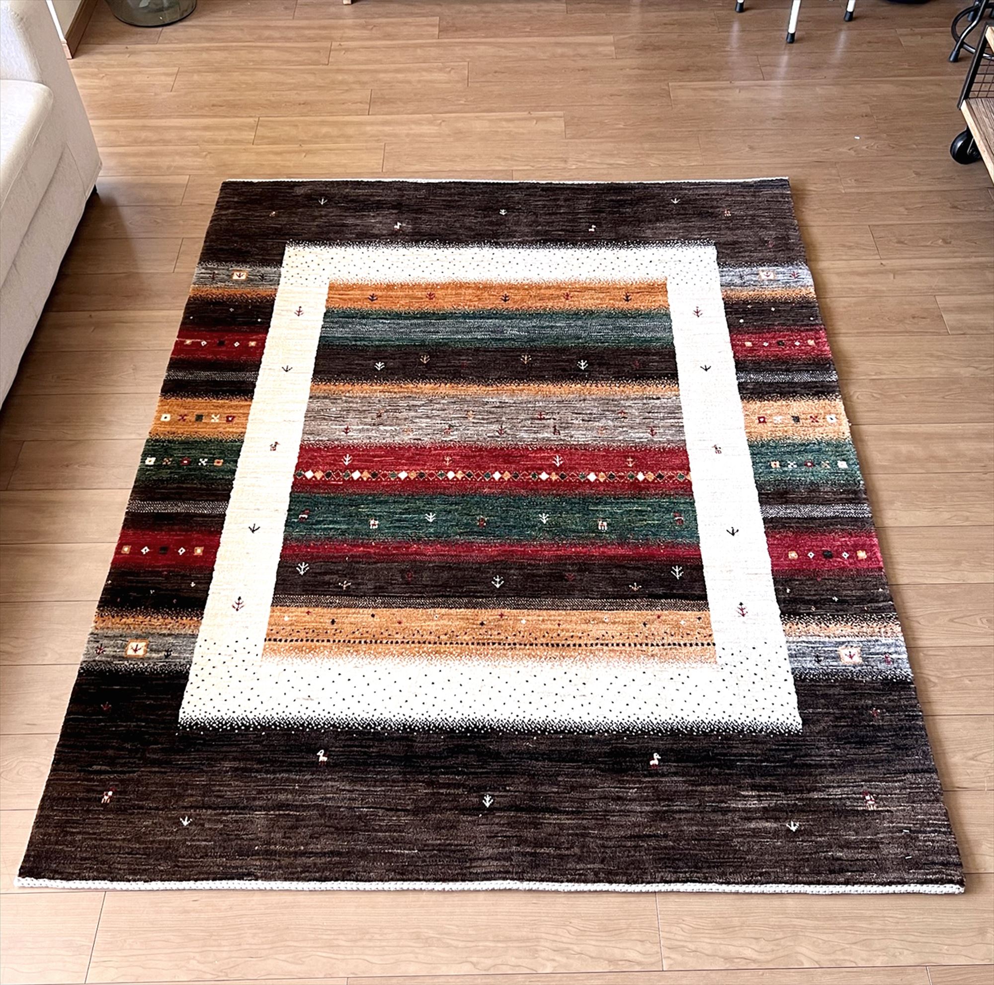 ギャッベ　イラン直輸入　細かな織り　ノウバフ/Nowbaft センターラグサイズ194×156cm ナチュラルブラウン＆アイボリー　カラフルボーダー　動物と植物モチーフ