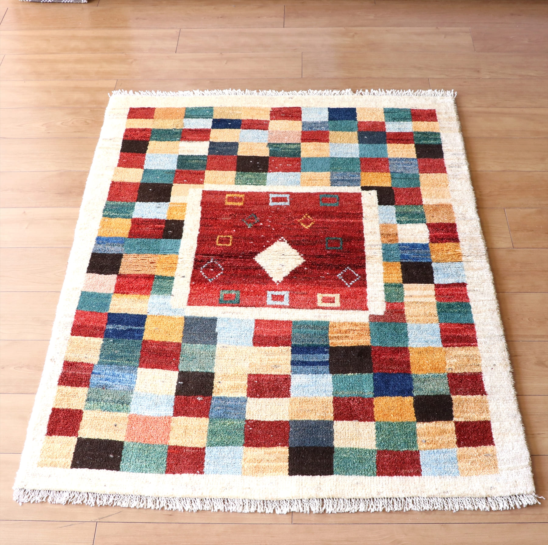ギャッベ　イラン直輸入　スタンダードな織り　ノマド　アクセントサイズ129×95cm レッド/ナチュラルアイボリー　ダイヤ　カラフルタイル