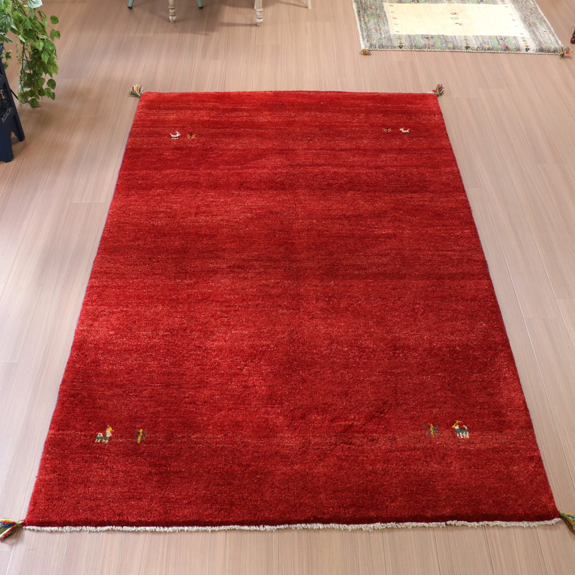 ギャベ　Gabbeh　ふかふかな織り　リビングサイズ243×157cm　レッド　動物と植物モチーフ