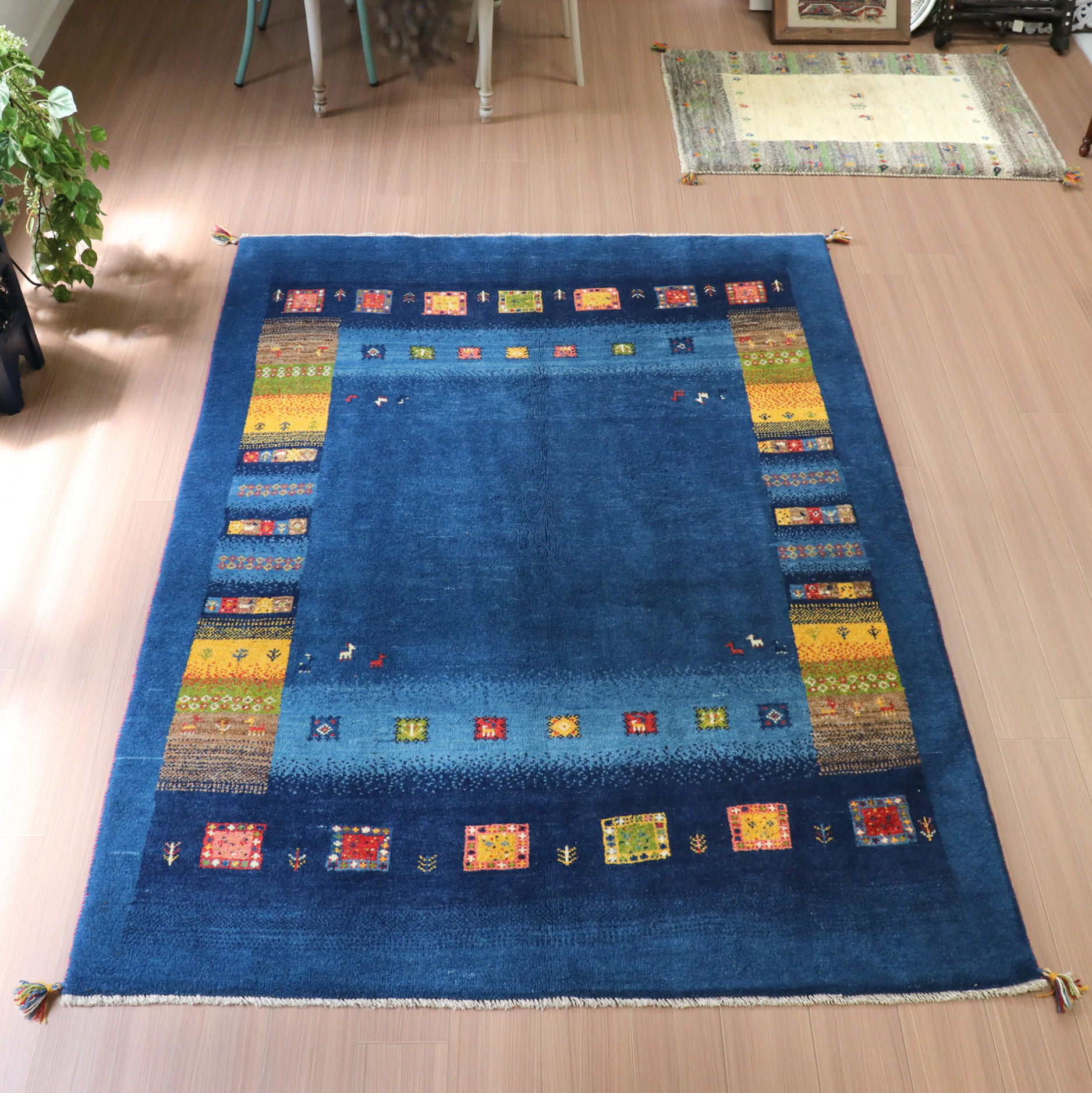 ギャベ　Gabbeh　ふかふかな織り　リビングサイズ232×166cm　ブルー＆ネイビー　カラフルタイル＆ボーダー　動物と植物モチーフ