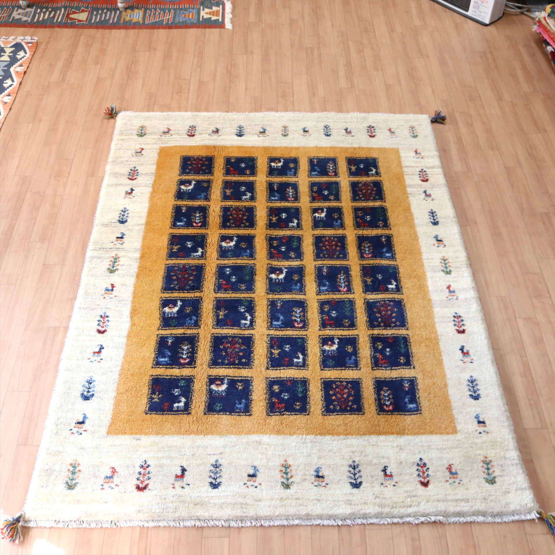 ギャッベ　スタンダードな織り　イラン製　センターラグサイズ190×145cm　イエロー＆ナチュラルアイボリー　ネイビータイル　動物と植物モチーフ