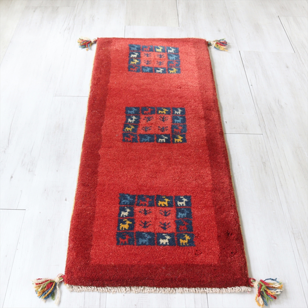 ギャッベ　カシュカイ族の手織りラグ 細長ランナーサイズ117×43cm レッド　動物と植物のタイルスクエア