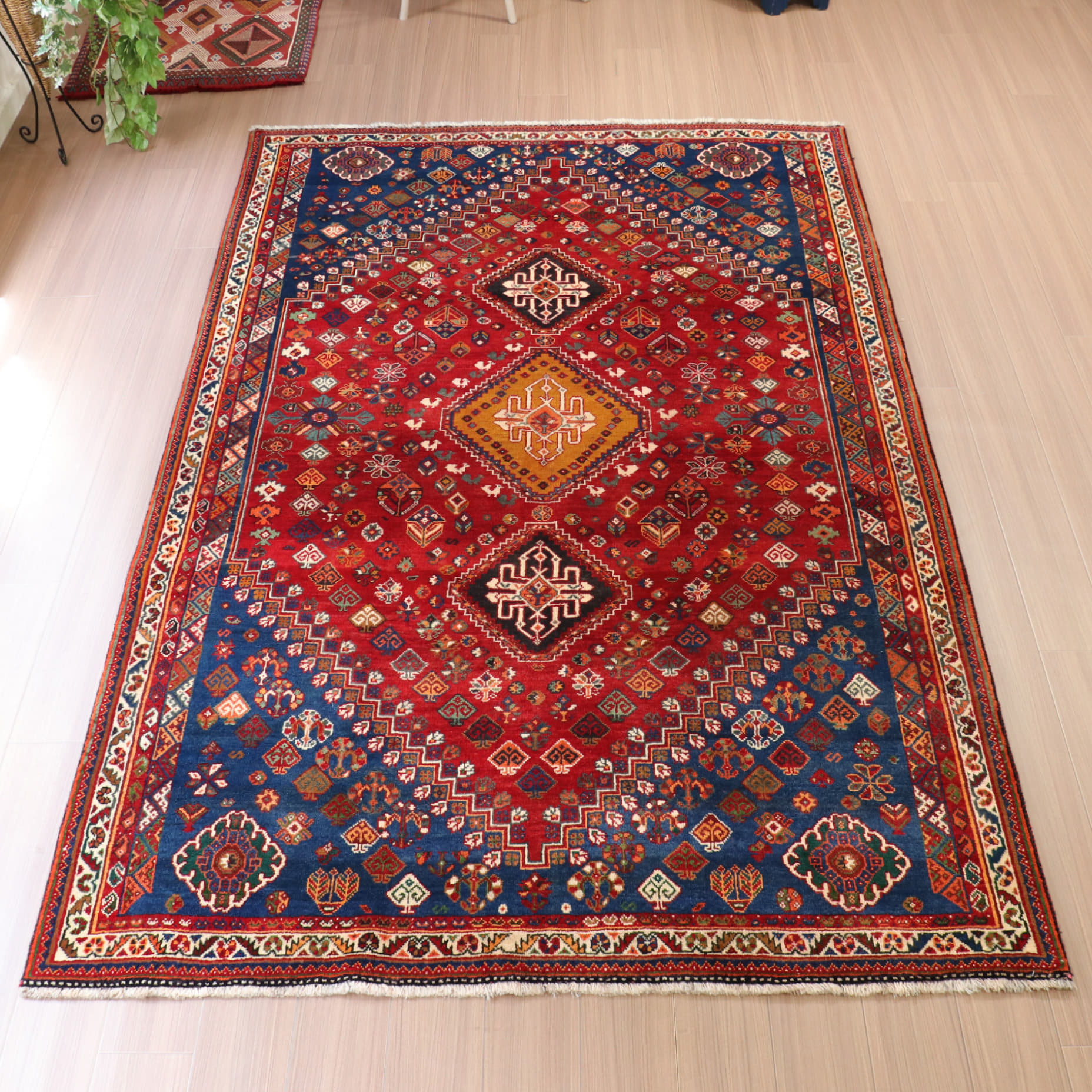 シラーズ　カシュカイ族のじゅうたん　トライバルラグ　大型サイズ270×170cm ３つのメダリオン　レッド/ブルー