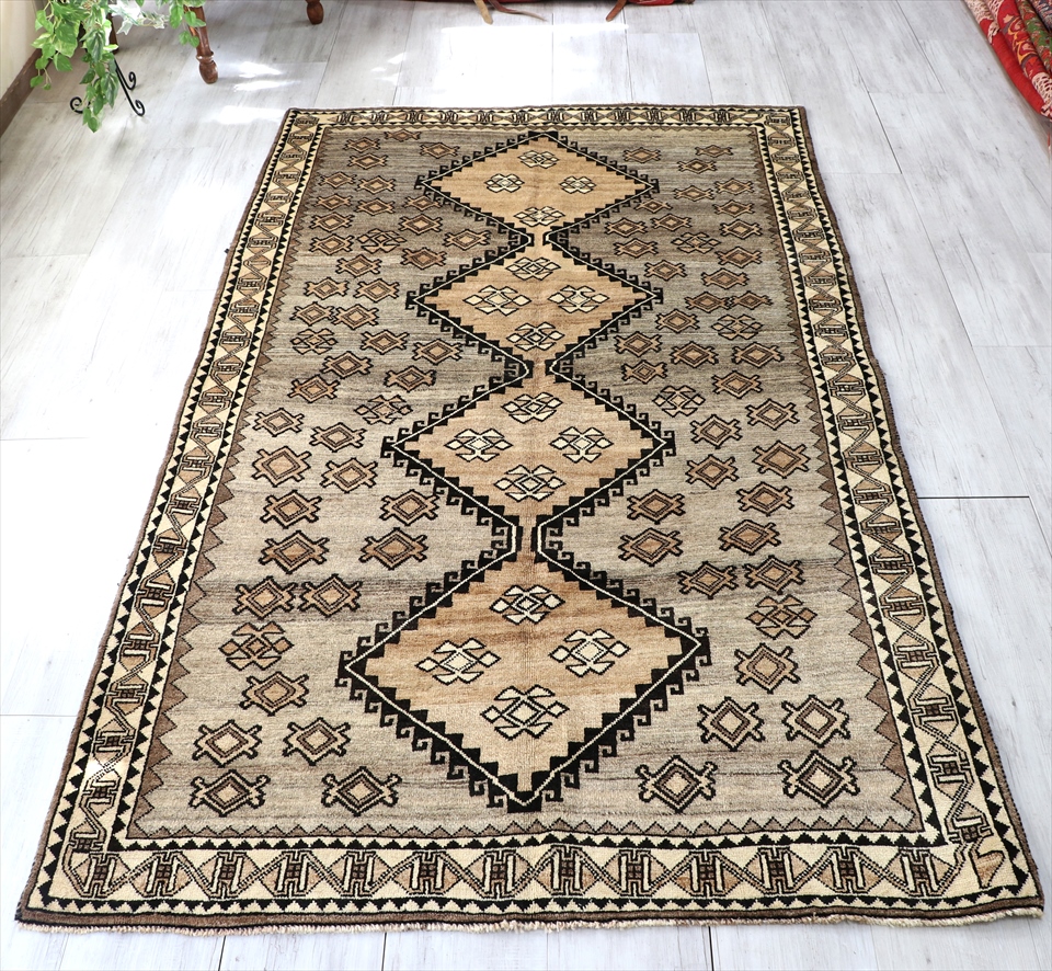 トライバルラグ ヴィンテージ カシュカイ族の手織りラグ 245×138cm グレーベージュ　４つのメダリオン