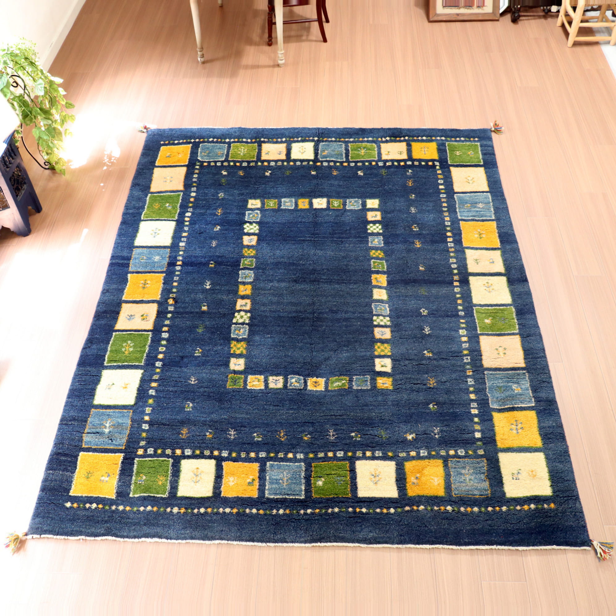 ギャッベ　ふかふかな織り　イラン遊牧民の手織りラグ　ウール100%　大型サイズ245×200cm ネイビー　カラフルタイル　動物と植物モチーフ