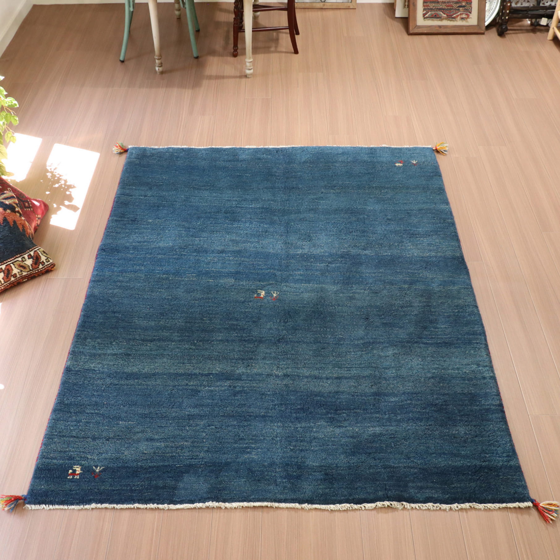 ギャッベ　イラン製　カシュガイ族手織り　センターラグサイズ200×156cm ブルー　動物と植物モチーフ