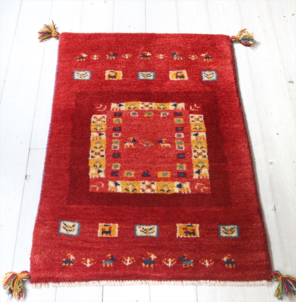 ギャベ　イラン製手織りラグ　玄関マットサイズ87×58cm レッド　枠縁の付いたデザイン　動物と植物モチーフ