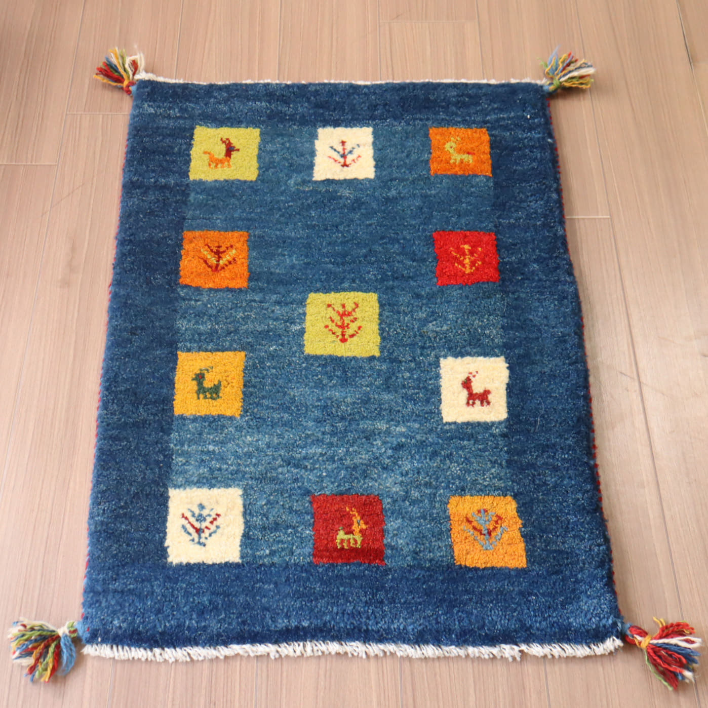 ギャッベ　イラン製　玄関マットサイズ88×58cm ブルー　ツートーン　カラフルスクエア　動物と植物モチーフ