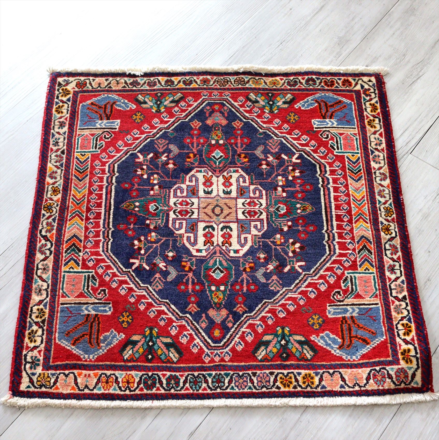 トライバルラグ・オールドギャッベ68×66cm ポシュティ・カシュカイ族/メダリオンとカラフルな翼をもつ鳥