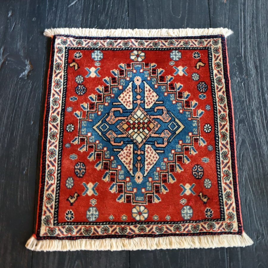 ギャッベ ウールの手織りマット 座布団サイズ オレンジがかった赤色＆青のメダリオン・花と鳥/カシュクーリ OUTLET 一部キズあり