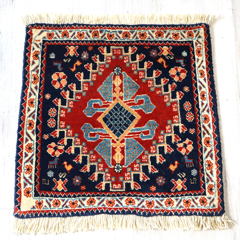 ギャッベ ウールの手織りマット 座布団サイズ ネイビー＆赤のメダリオン・花と鳥と動物/カシュクーリ OUTLET 一部キズあり