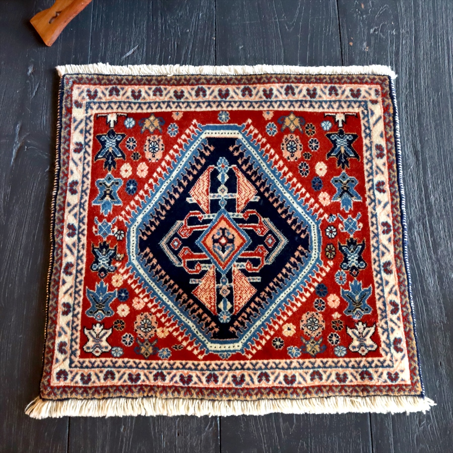 ギャッベ ウールの手織りマット 座布団サイズ 鮮やかな赤・ネイビーブルーのメダリオン/カシュクーリ OUTLET 一部キズあり