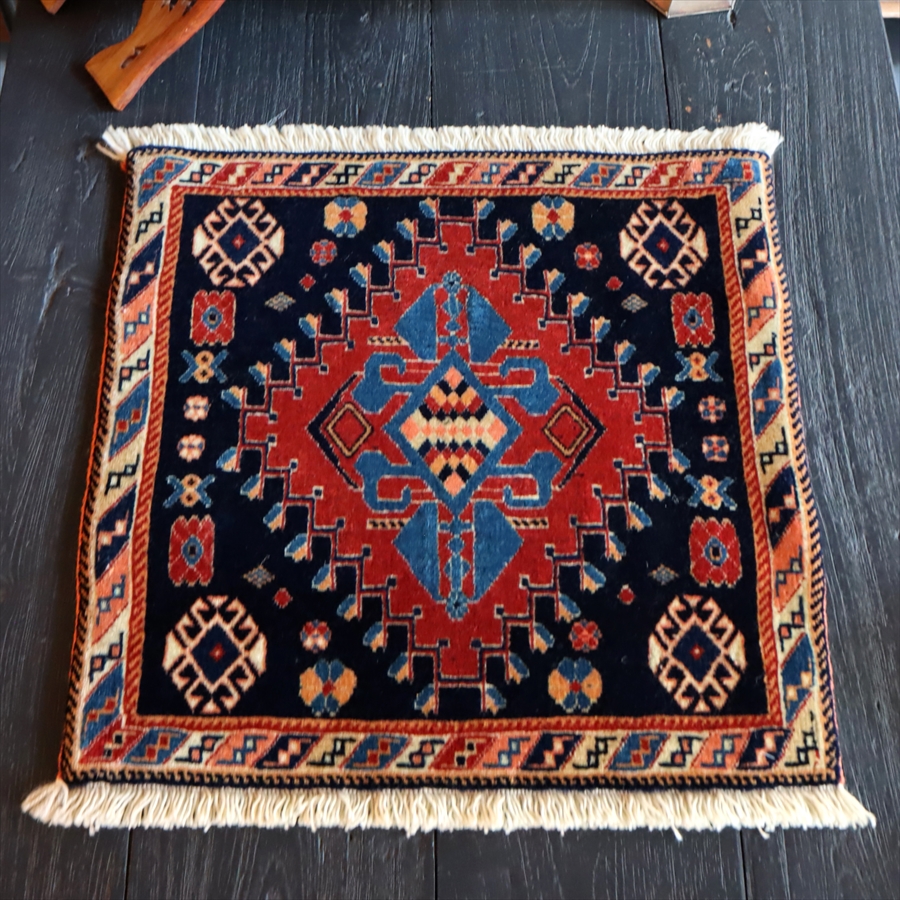 ギャッベ ウールの手織りマット ネイビー＆レッド・青のひし形メダリオン/カシュクーリ OUTLET 一部キズあり