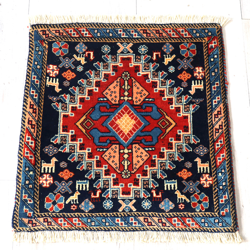 ギャッベ ウールの手織りマット 座布団サイズ ネイビー＆オレンジがかった赤のメダリオン・動物と花/カシュクーリ