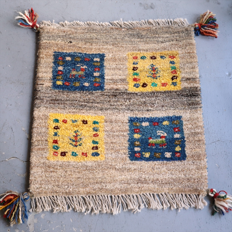 ギャッベ 　スタンダードな織り　座布団サイズ43×40cm ナチュラルブラウン　4つの四角　植物と動物モチーフ