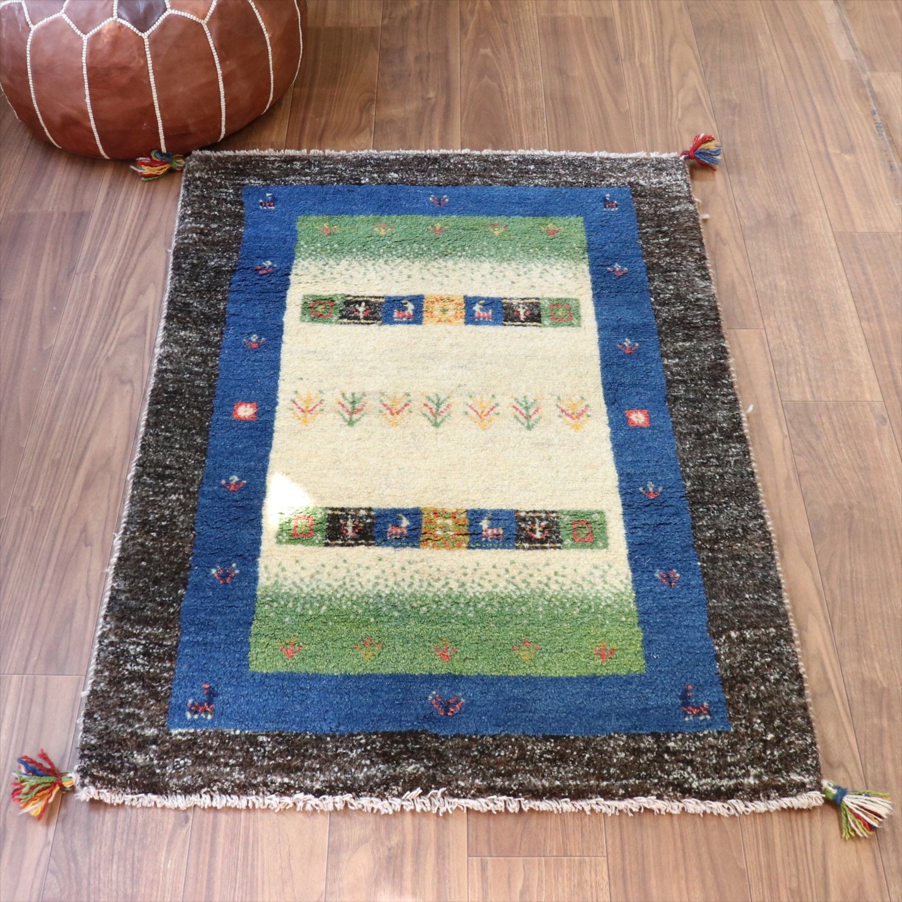 ギャッべ　玄関マット　イラン製手織りラグ　121×84cm ベージュ＆グリーン/ブルー＆ダークブラウン　タイル