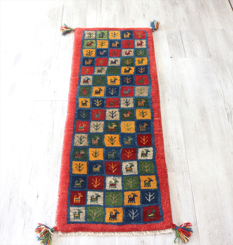 GABBEH/ギャベ　細長サイズ115×43cm 多色のタイル/レッド　カラフルモチーフ　動物と植物モチーフ