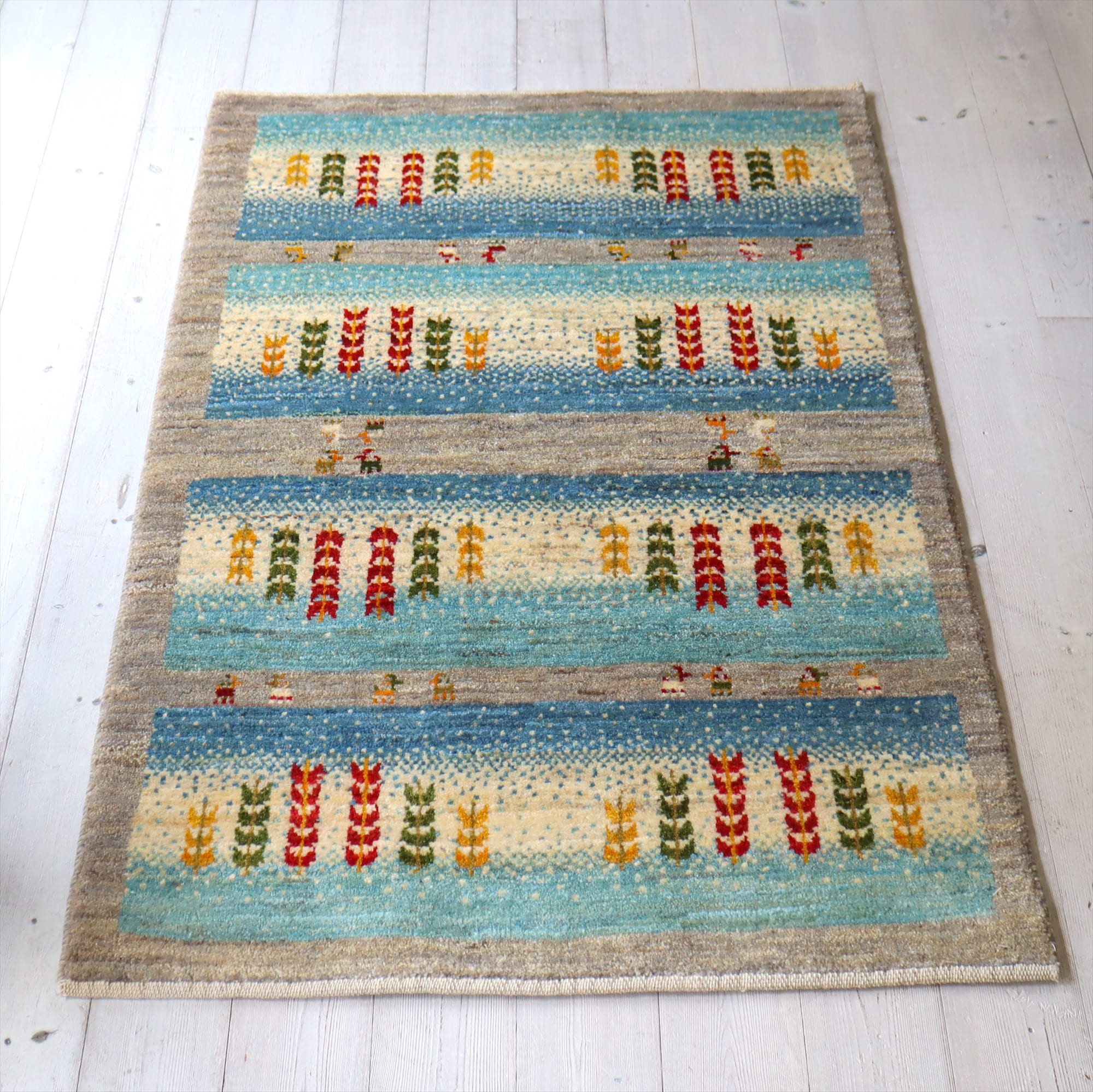 ギャッベ/Amalehアマレ　ソファ前122×79cm /アクセントラグ　ライトブルー/グレー　植物と動物