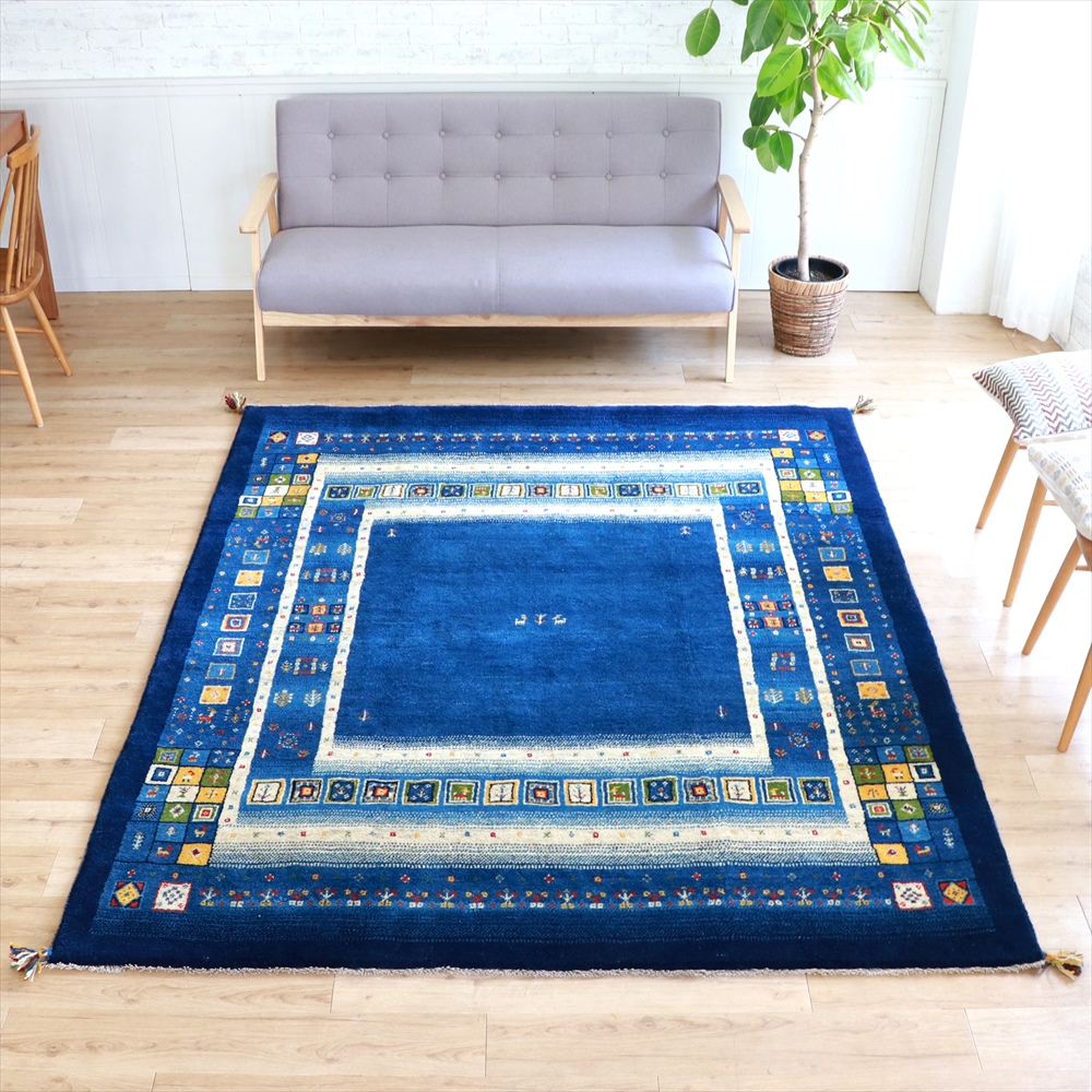 ギャッベ　ブルー＆アイボリー240×197cm 大型ルームサイズ の枠とカラフルタイル