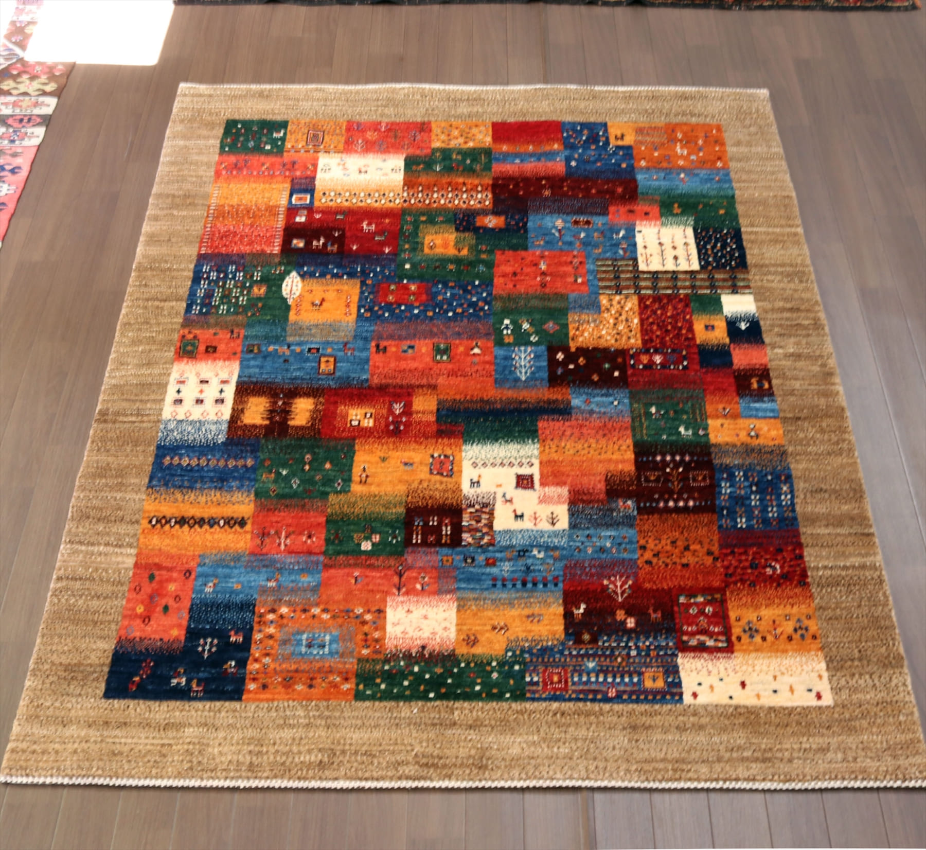 ギャッベ　緻密な織り　ノウバフト192×148cm モザイクタイル　ベージュの縁