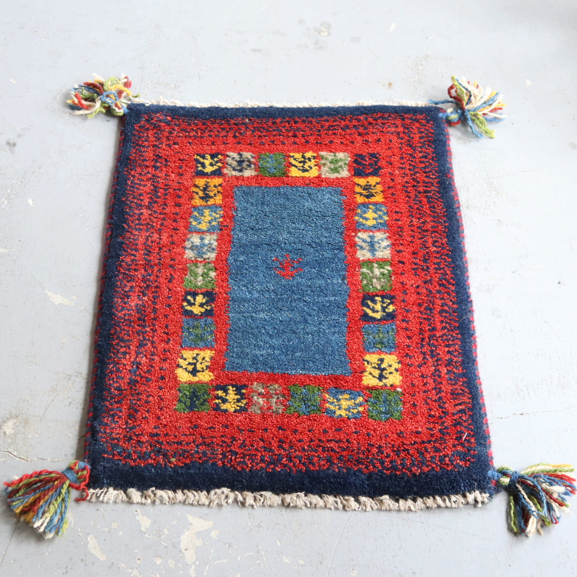 ギャッベ　ミニサイズ　ネイビー59×41cm レッドのドットの枠縁　タイル