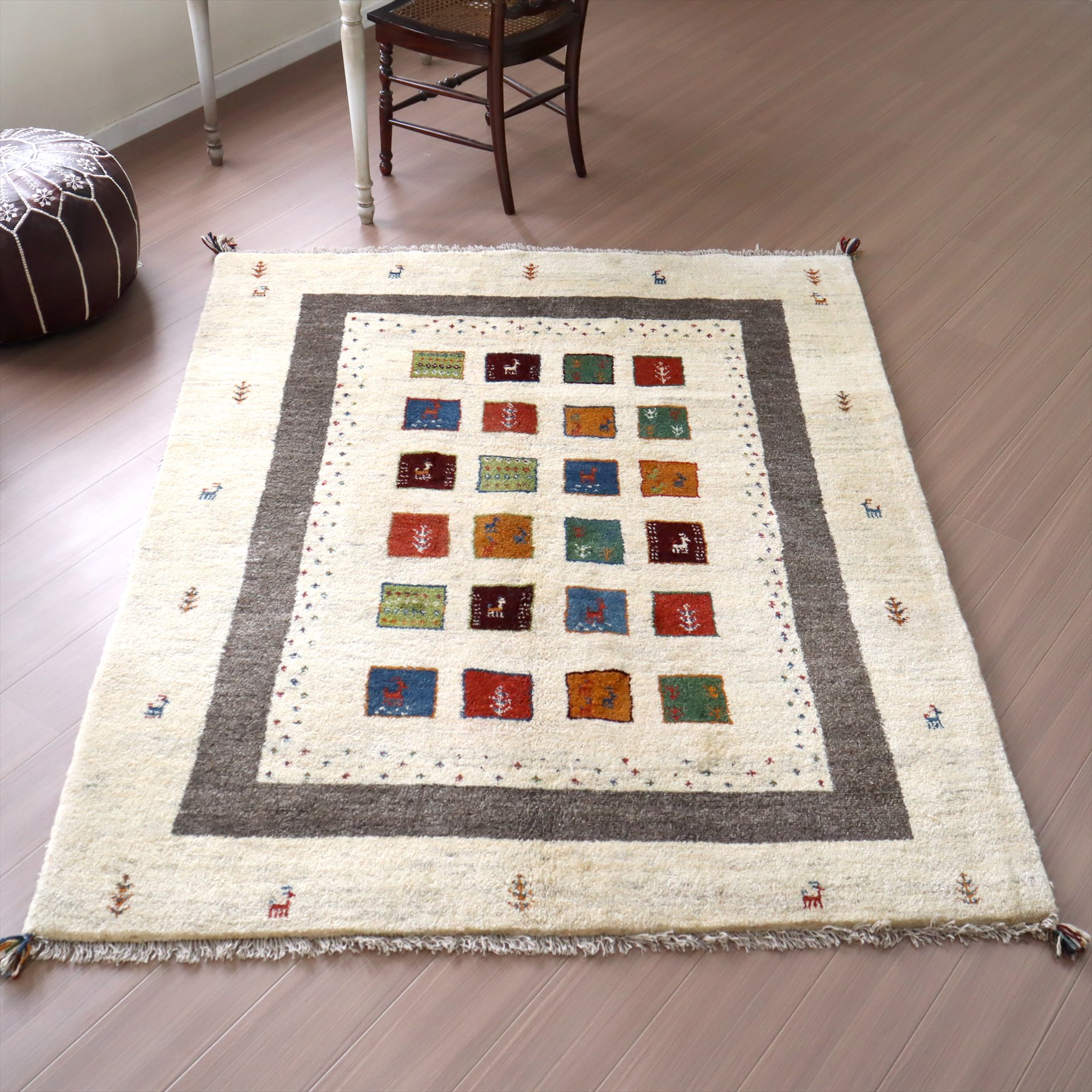 ギャッベ　ナチュラルアイボリー190×148cm グレーのボーダー　カラフルタイル