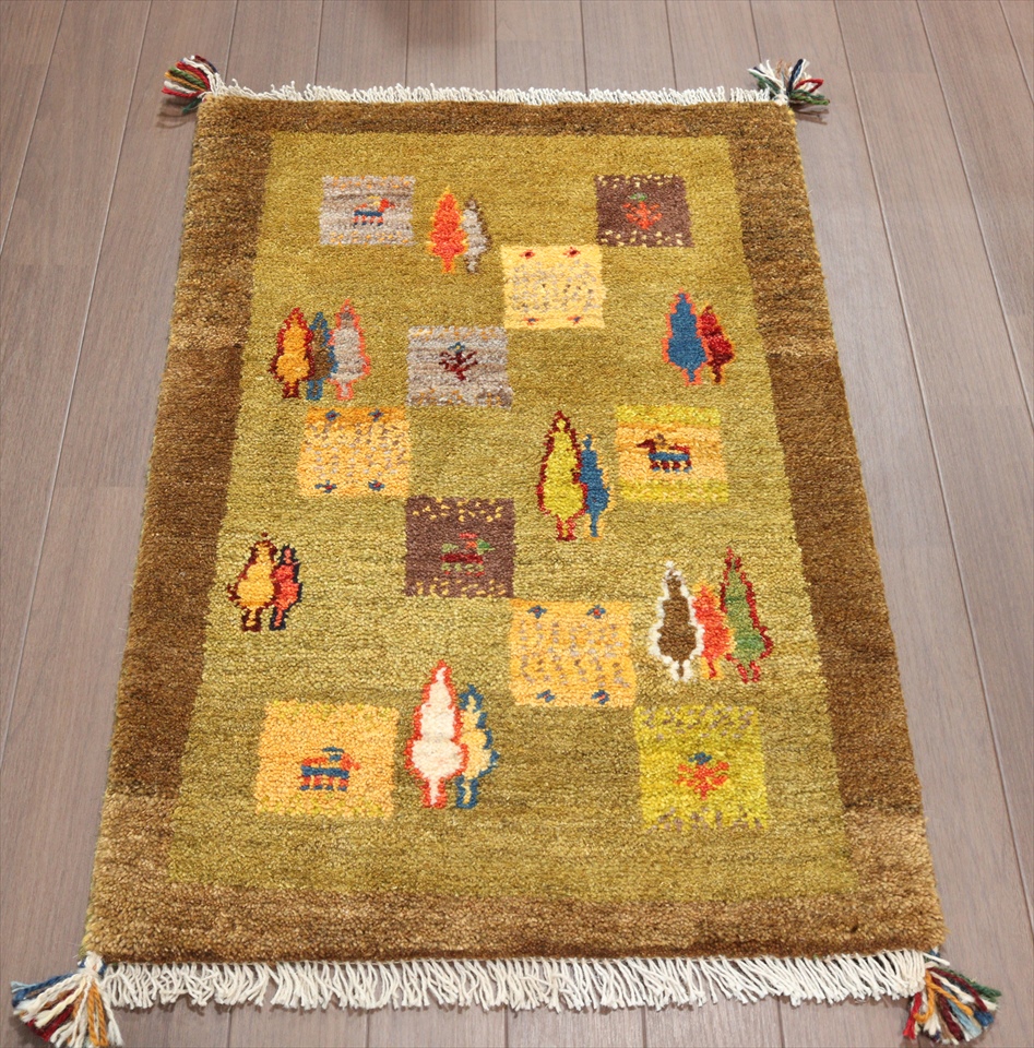 ギャッベ　玄関マット　グリーン88×57cm 染めたブラウンのボーダー　樹のモチーフ